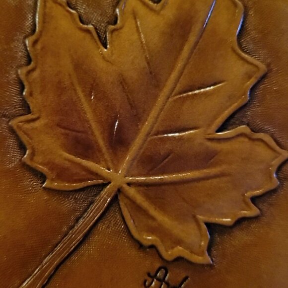 🍁 Pocket Money & Card Holder – Maple Leaf Carved Leather with Beaver Tail - Picture 3 of 6